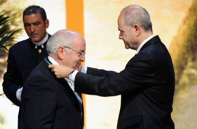 El presidente de la Junta, Manuel Chaves, impone la Medalla de Andalucía a Juan Jiménez Aguilar, secretario general durante más de 30 años de la Confederación Española de Organizaciones Empresariales (CEOE).