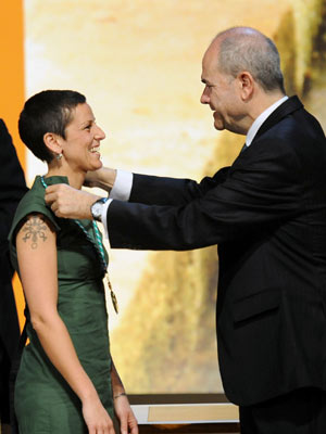 La cantante malagueña María del Mar Rodríguez Carnero,'Lamari', sonríe tras recibir la Medalla de Andalucía de manos del presidente de la Junta, Manuel Chaves.