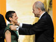 La cantante malagueña María del Mar Rodríguez
          Carnero,'Lamari', sonríe tras recibir la Medalla de Andalucía de
          manos del presidente de la Junta, Manuel Chaves.