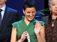 María del Mar Rodríguez Carnero, vocalista del grupo Chambao,
          corresponde los aplausos del público del Teatro de la Maestranza, durante el acto
          de entrega del título de Hijo Predilecto y de las Medallas de
          Andalucía.