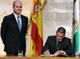Juan Gutiérrez, 'Juanito', futbolista internacional
          del Real Betis, registra, junto al presidente de la Junta, Manuel Chaves, su firma
          en el Libro de Honor.