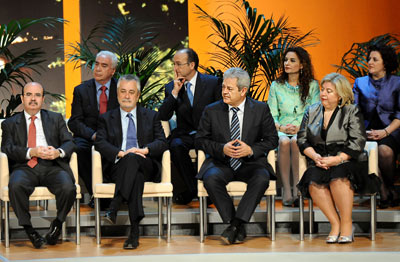 El vicepresidente primero, Gaspar Zarrías, y los consejeros José Antonio Griñán, Francisco Vallejo, Clara Aguilera, Luciano Alonso, Martín Soler, María Jesús Montero, y Teresa Jiménez atienden el discurso del presidente de la Junta de Andalucía.
