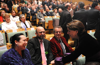 La ministra de Fomento, Magdalena Álvarez, saluda a la bailaora Cristina Hoyos, que fue galardonada con la Medalla de Andalucía en 1991.