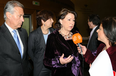 La ministra de Fomento, Magdalena Álvarez, atiende a los medios de comunicación en presencia del delegado del Gobierno en Andalucía, Juan José López Garzón.