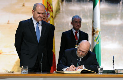 El presidente de la Junta de Andalucía, Manuel Chaves, observa la firma en el Libro de Honor del director de la Estación Biológica de Doñana, Fernando Hiraldo.