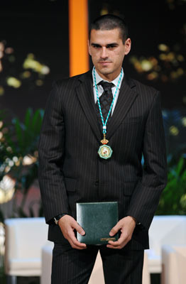 El futbolista del Real Betis y de la selección española, Juan Gutiérrez, 'Juanito', agradece los aplausos del público del Teatro de la Maestranza, tras recibir la Medalla de Andalucía.