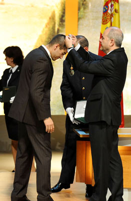 El presidente de la Junta, Manuel Chaves, impone la Medalla de Andalucía al defensa del Real Betis e internacional español Juan Gutiérrez, 'Juanito'.