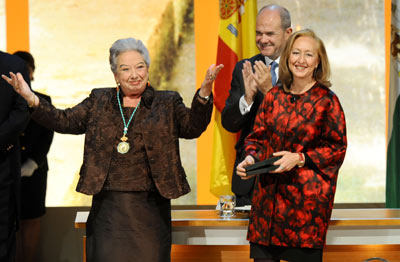 La maestra de canto y baile Adela Domingo saluda al público del Teatro de la Maestranza tras recibir de manos de la presidenta del Parlamento, Fuensanta Coves, y en presencia del presidente de la Junta, Manuel Chaves, la Medalla de Andalucía.