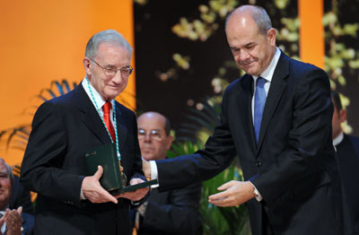 Manuel Chaves felicita al presidente de la Asociación 'A Toda Vela', Santiago Domingo Bugeda, tras hacerle entrega de la Medalla de Andalucía, que reconoce la labor de la entidad con niños y jóvenes con discapacidad intelectual.