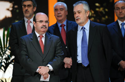 Los vicepresidentes primero y segundo de la Junta, Gaspar Zarrías y José Antonio Griñán, respectivamente, durante el acto de entrega en el Teatro de la Maestranza de Sevilla del título de Hijo Predilecto y de las Medallas de Andalucía.