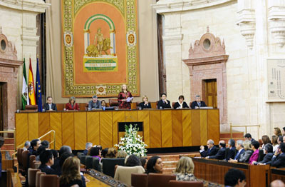 La presidenta del Parlamento, Fuensanta Coves, se dirige a los diputados andaluces durante el Pleno Institucional celebrado en la Cámara andaluza con motivo del Día de Andalucía.