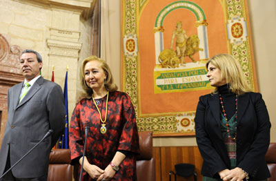 La presidenta del Parlamento, Fuensanta Coves, acompañada por los vicepresidentes de la Mesa de la Cámara autonómica, momentos antes de iniciarse el Pleno Institucional celebrado para conmemorar el Día de Andalucía en el Parlamento.