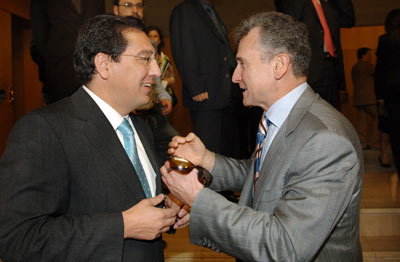 El ex consejero de Turismo, Paulino Plata conversa con el presidente de la Caja de Ahorros El Monte, Antonio Pulido.