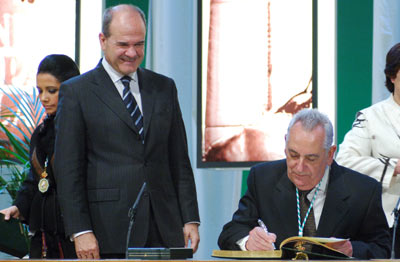 El empresario sevillano Ramón Contreras firmó en el libro de honor de la Junta de Andalucía, tras recibir el galardón.
