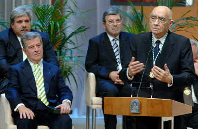 El Hijo Predilecto, José Saramago, fue el encargado de tomar la palabra en nombre de todos los galardonados con las Medallas de Andalucía en la edición de 2007.