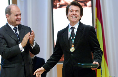 El cantante linarense Rafael Martos Sánchez "Raphael", agradece la felicitación del público congregado en el Teatro de la Maestranza de Sevilla, tras recibir la Medalla de Andalucía.