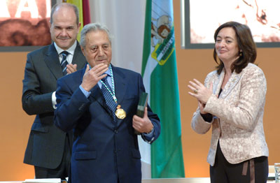 El torero retirado, Miguel Báez Espuny "El Litri", agradece con un gesto muy taurino la imposición de la Medalla de Andalucía que instantes antes le había entregado la presidenta del Parlamento autonómico, María del Mar Moreno.