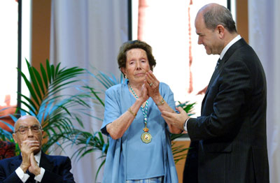 La almeriense María García Torrecilla recibe el aplauso del presidente de la Junta, Manuel Chaves, después de que éste le impusiera la Medalla de Andalucía.