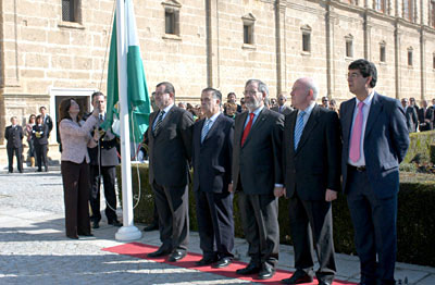 La presidenta del Parlamento de Andalucía, María del Mar Moreno, iza la bandera en la fachada del antiguo Hospital de las Cinco Llagas, en presencia del ex presidente dela Junta, José Rodríguez de la Borbolla, y los ex presidentes de la Cámara, Antonio Ojeda, Ángel López, José Antonio Marín Rite y Diego Valderas.