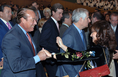 La ministra de Cultura, Carmen Calvo, saluda efusivamente al torero Curro Romero. Al fondo dos de los hijos de la Duquesa de Alba, nombrada Hija Predilecta de Andalucía.