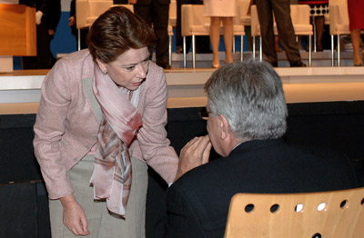 La ministra de Fomento, Magdalena Álvarez, saluda al ex presidente del Gobierno de la Nación, Felipe González, al término del acto.