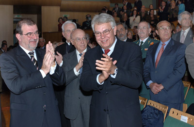 Las autoridades asistentes al Teatro de la Maestranza aplauden al término del acto. Entre ellas, Los ex presidentes del Gobierno y de la Junta, Felipe González y José Rodríguez de la Borbolla, respectivamente, el ex ministro y catedrático Manuel Clavero Arévalo, o el Cardenal Arzobispo de Sevilla, Carlos Amigo Vallejo.
