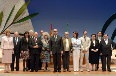 Foto de familia del presidente andaluz, Manuel Chaves, y de la presidenta del Parlamento andaluz, María del Mar Moreno, junto a los distinguidos con la Medalla de Andalucía y a los dos Hijos Predilectos, Cayetana Fitz-James Stuart y Carlos Edmundo de Ory.