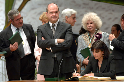 Anne Hidalgo, primera teniente de alcalde del Ayuntamiento de París y de origen gaditano, firma en el libro de honor de la Junta de Andalucía. Junto a ella el presidente andaluz, Manuel Chaves.