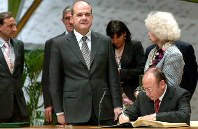 El cantaor Antonio Fernández Díaz, "Fosforito", firmó en el libro de honor de la Junta de Andalucía, ante la presencia de Chaves.