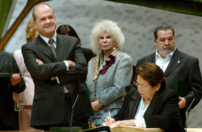 La empresaria onubense Isabel Arcos Dabrio firma en el libro de honor de la Junta.