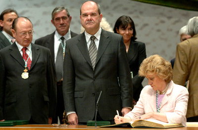 Chaves, junto a la senadora del PP y ex alcaldesa de Sevilla, Soledad Becerril Bustamante, que firmó en el libro de honor tras recibir la Medalla de Andalucía.