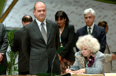 Cayetana Fitz-James Stuart, duquesa de Alba, firma en el libro de honor de la Junta de Andalucía, ante la mirada del presidente, Manuel Chaves.