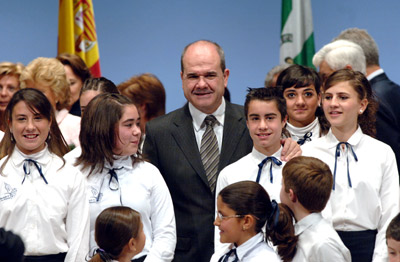 El presidente de la Junta, Manuel Chaves, junto a los integrantes del Coro de la Escolanía de Los Palacios, encargado de interpretar el himno de Andalucía con el que se dio por finalizado el acto de entrega de las Medallas.