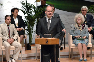 El presidente de la Junta, Manuel Chaves, durante su intervención tras la entrega de las medallas de Andalucía en el Teatro de la Maestranza de Sevilla.