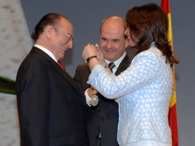 El cantaor Antonio Fernández Díaz, "Fosforito" recibe la Medalla de Andalucía de manos de la presidenta del Parlamento, María del Mar Moreno y ante la mirada del presidente de la Junta, Manuel Chaves.