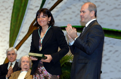La primera teniente de alcalde del Ayuntamiento de París, Anne Hidalgo, recibe el aplauso del presidente de la Junta y del público asistente al acto en el Teatro de la Maestranza, tras recoger la Medalla de Andalucía.