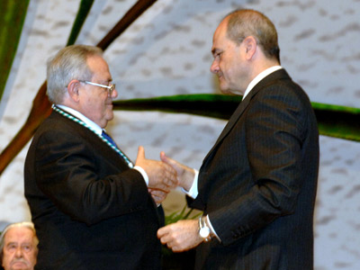 El periodista y escritor, Antonio Ramos Espejo, recibe la Medalla de Andalucía de manos del presidente de la Junta, Manuel Chaves.