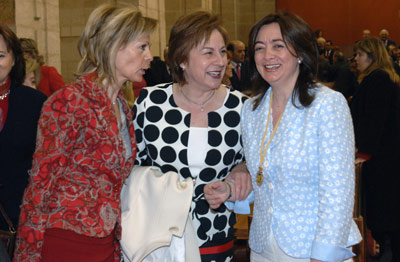 Las consejeras de Justicia, María José López, y Educación, Cándida Martínez, felicitan a la presidenta del Parlamento, María del Mar Moreno, tras su discurso institucional.