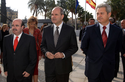 El presidente de la Junta, Manuel Chaves, se dirige al interior del Parlamento tras el acto de izado de bandera, acompañado por los consejeros de la Presidencia e Innovación, Gaspar Zarrías y Francisco Vallejo, respectivamente.