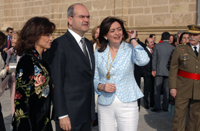 El presidente de la Junta, Manuel Chaves, acompañado por la ministra de Cultura, Carmen Calvo, y la presidenta del Parlamento de Andalucía, María del Mar Moreno, tras el acto de izado de la bandera.