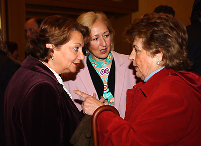 La consejera de Medio Ambiente, Fuensanta Coves, saluda a la diputada en el Congreso, Carmen Hermosín.