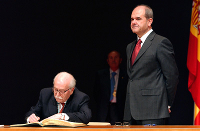 Julio Alcaide firma en el Libro de Honor de la Junta.