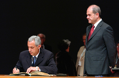 Francisco Belmonte, presidente de la Cooperativa San Isidro, firma en el Libro de Honor de la Junta.