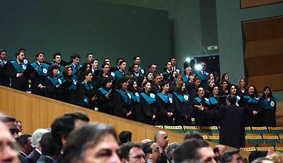 El coro de la Universidad de Sevilla interpreta el Himno de Andalucía.