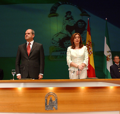 Manuel Chaves y María del Mar Moreno escuchan el Himno de Andalucía.