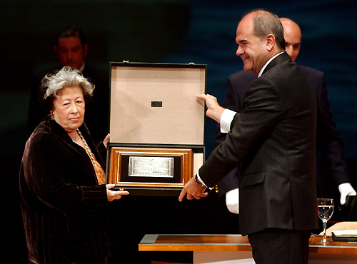 La poetisa sevillana Julia Uceda, afincada en Galicia, recibe la distinción de Hija Predilecta de manos del presidente de la Junta.