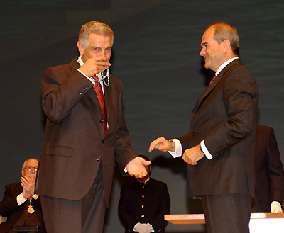 El presidente de la Junta entrega la Medalla de Andalucía al que fuera presidente de la Confederación de Empresarios de Andalucía, el farmacéutico y empresario sevillano, Rafael Álvarez Colunga.