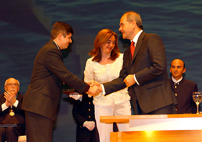 El destacado pianista onubense Javier Perianes, distinguido con la Medalla de Andalucía que le hace entrega la presidenta del Parlamento.