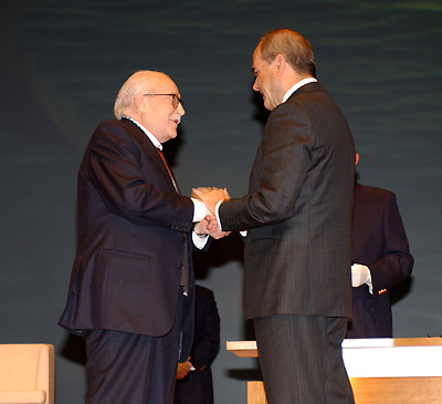 El prestigioso economista y estadístico gaditano, Julio Alcaide, recibe el galardón como reconocimiento a toda su carrera de manos de Manuel Chaves.
