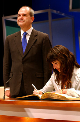 La actriz Paz Vega firma en el Libro de Honor de la Junta, en presencia del presidente andaluz, Manuel Chaves.
